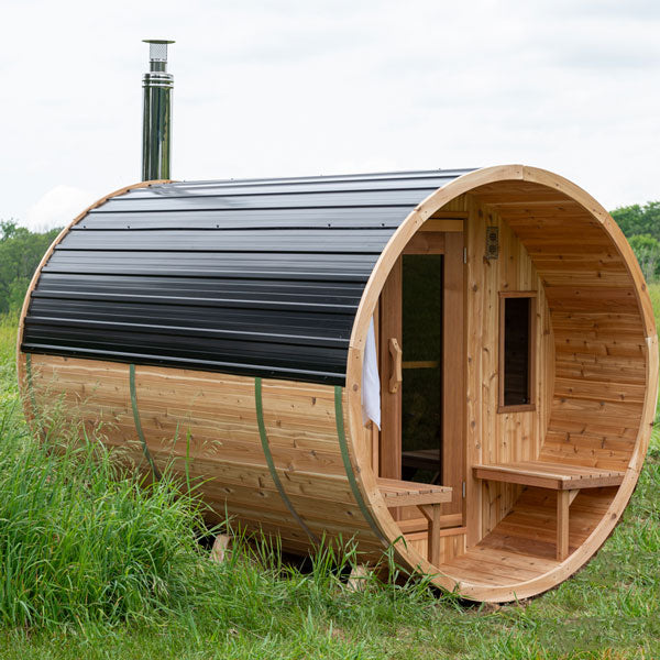 Black metal roof for a barrel sauna