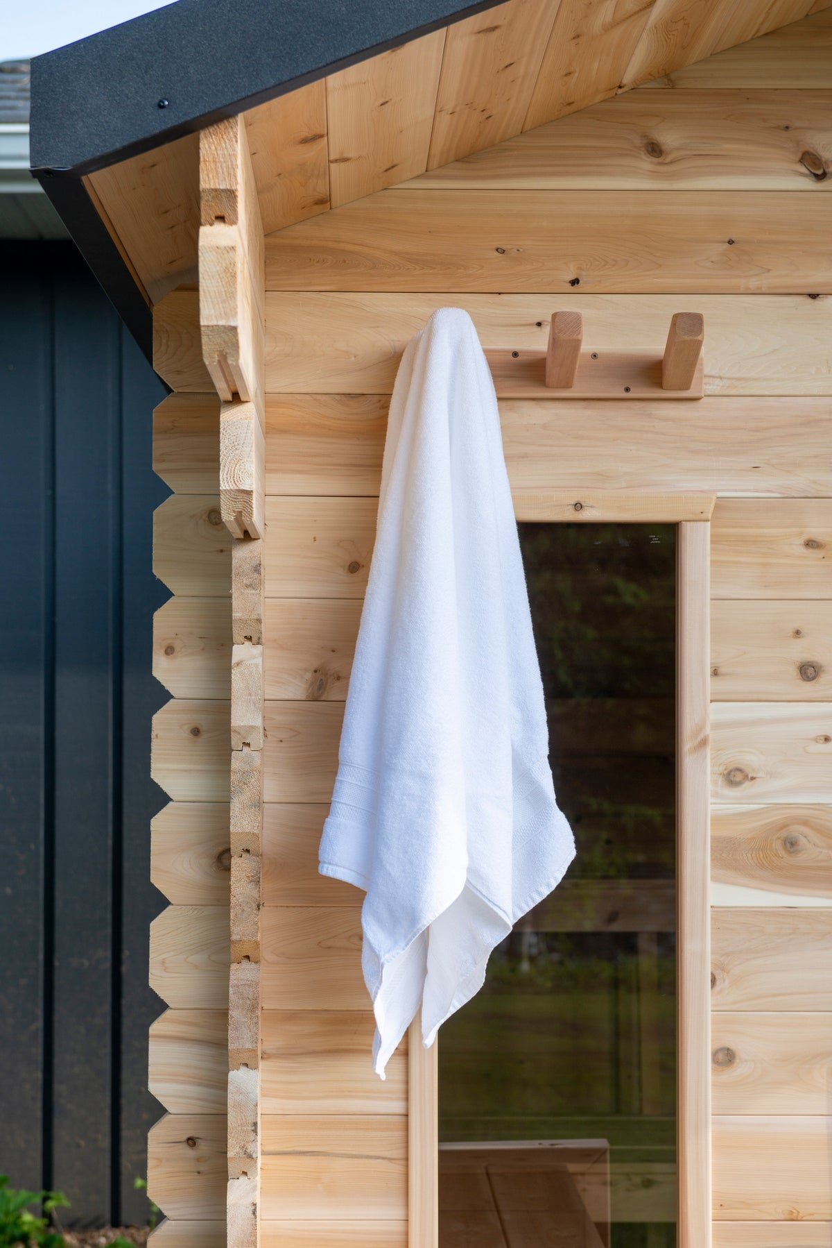 Cedar porch post on the CT Georgian With Porch configuration with a towel hung on the peg